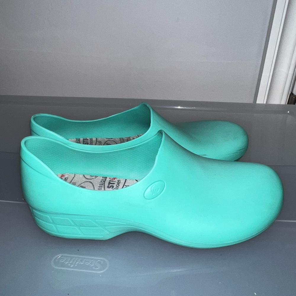 Sticky Shoes W8 Nursing, Chef, Kitchen,Work Clogs Waterproof NonSlip Light Green